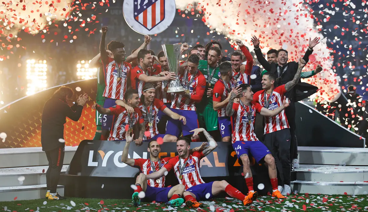 Pemain Atletico Madrid mengangkat piala saat menjadi juara Liga Europa usai mengalahkan Marseille di Stade de Lyon, Prancis (16/5). Pada pertandingan final, Atletico Madrid menang 3-0 atas Marseille. (AP Photo / Francois Mori)