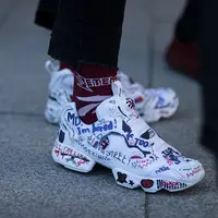 Tren ugly sneakers dengan sole tebal ini jadi current trend. Berani coba?