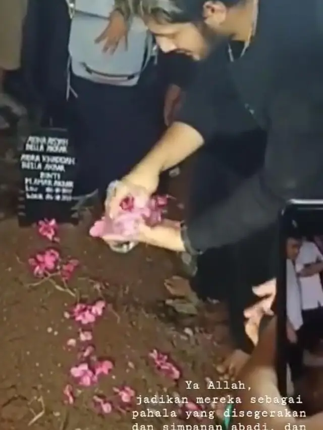 6 Momen Haru Ammar Zoni Saat Memakamkan Putri Kembarnya