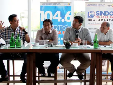 (Kiri ke kanan) dua anggota DPRD DKI Mohamad Sanusi, Abraham Lunggana, moderator, pengamat ekonomi kebijakan publik Ichsanuddin Noorsy, dan Sekjen Fitra Yenny Sucipto, dalam sebuah acara diskusi di  Jakarta, Sabtu (7/3/2015). (Liputan6.com/Helmi Afandi)