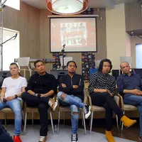 Menjadi musisi yang sukses memang memerlukan waktu yang tidak sebentar. Banyak hal yang harus dilewati, layaknya yang terjadi pada grup band Armada. Tidak langsung mencapai sukses, mereka memulainya dari bawah. (Nurwahyunan/Bintang.com)