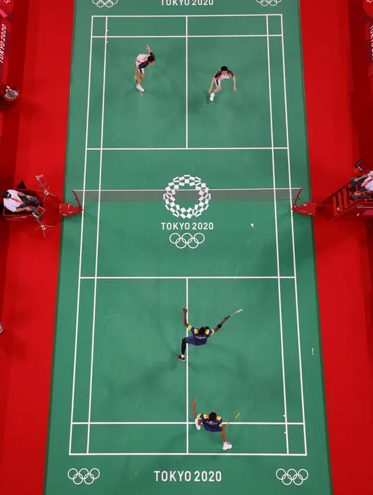 Ganda putra Indonesia Kevin Sanjaya/Marcus Gideon saat melawan pasangan India Chirag Shetty/Satwiksairaj Rankireddy pada cabang bulu tangkis Olimpiade Tokyo 2020 di Musashino Forest Sports Plaza, Tokyo, Senin (26/7/2021). Kevin/Marcus menang 21-13 dan 21-12. (AFP/Pool/Lintao Zhang)