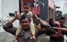 Aksi Polisi Rela Berendam Air Kotor 1 Meter Lebih Demi Evakuasi Warga Korban Banjir