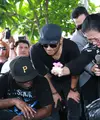 Suasana duka iringi kepergian Mike Mohede untuk selamanya. Tidak hanya Ibunda Mike,tapi juga orang-orang tercinta dan para sahabat yang mengantarkan ke peristirahatan terakhirnya. (Deki Prayoga/Bintang.com)