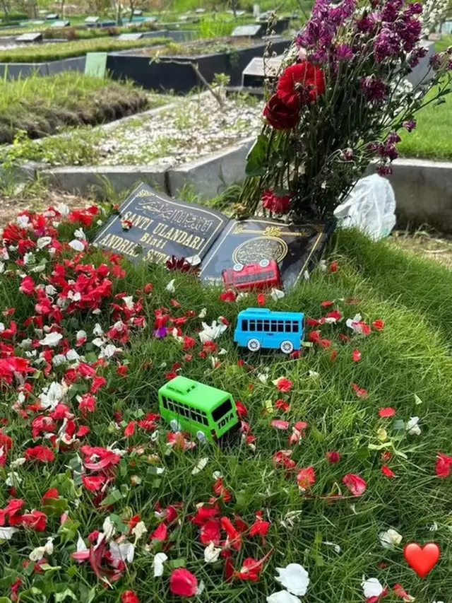 Potret Balint berkunjung ke makam sang bunda (Sumber: Instagram/monaratuliu)