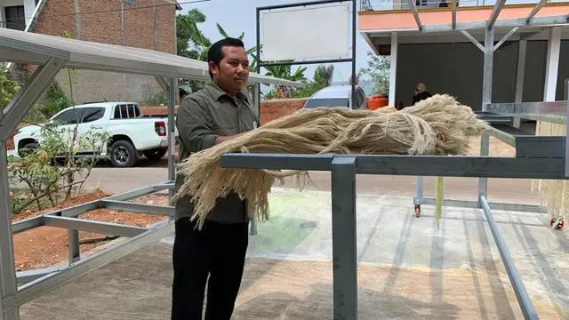 Alan Sahroni, pencetus kelompok bernama Pinlefi yang diambil dari kata 'Pineaple Leaf Fiber’. Kelompok ini memanfaatkan daun nanas untuk dijadikan serat (Deon/Liputan6.com)