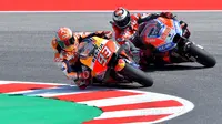 Pembalap Repsol Honda, Marc Marquez terlibat persaingan sengit dengan pembalap Ducati, Jorge Lorenzo pada MotoGP San Marino 2018. (Tiziana FABI / AFP)