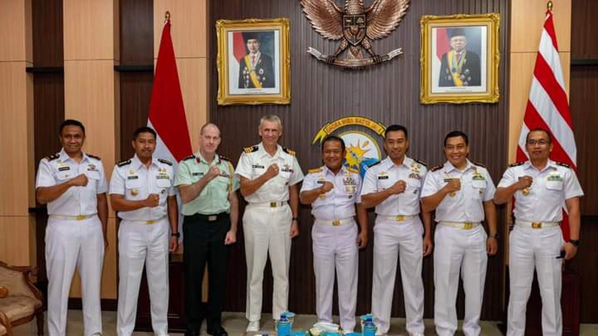 Canadian warship HMCS Montreal docks in Surabaya for Indo-Pacific voyage and strengthens bilateral relationship with Indonesian Navy