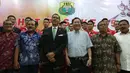 Ketua Umum PBSI, Gita Wirjawan (tengah), Achmad Sutjipto, Subagyo Hadi Siswoyo, Tan Joe Hok, dan Djoko Santoso berfoto dengan tim Thomas Indonesia saat acara pelepasan tim Thomas-Uber Indonesia di Pelatnas Bulutangkis PBSI, Cipayung, Jakarta, (9/5/2016). 
