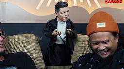 Reza eks NOAH dan Andika eks Peterpan reuni untuk berbincang kocak dengan boneka mirip Ariel NOAH yang diberi nama Aral. (Foto: Dokumentasi YouTube KABOBS TV)