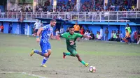 Laga Persiba Balikpapan vs PS TNI di Stadion Parikesit, Balikpapan, Selasa (22/8/2017). (Bola.com/Permana Kusumadijaya)