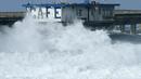 Ombak besar menerjang sebuah jembatan di Ocean Beach, California, (7/1). Tingginya ombak disebabkan oleh badai El Nino yang sangat kencang. (REUTERS/Mike Blake)
