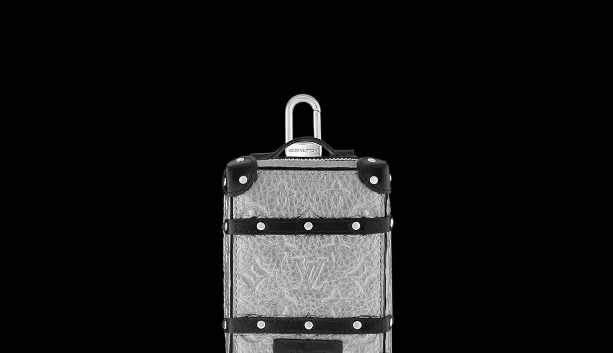 Gantungan kunci berbentuk koper yang dibuat dengan indah ini terbuat dari kulit Taurillon berwarna perak gelap, dengan pola Monogram khas Rumah Mode ini ditaksir seharga Rp15,5 juta. [Dok/louisvuitton.co.id].
