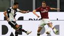 Penyerang Juventus, Cristiano Ronaldo, berebut bola dengan bek AC Milan, Andrea Conti, pada laga lanjutan Serie A pekan ke -31 di Stadion San Siro, Rabu (8/7/2020) dini hari WIB. AC Milan menang 4-2 atas Juventus. (AFP/Miguel Medina)