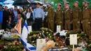 Suasana duka saat para pelayat menghadiri pemakaman tentara Israel, Sersan Staf Shachar Fridman, di pemakaman militer Gunung Herzl, Yerusalem Minggu (19/11/2023). Fridman terbunuh dalam operasi darat militer di Jalur Gaza. (AP Photo/Ohad Zwigenberg)