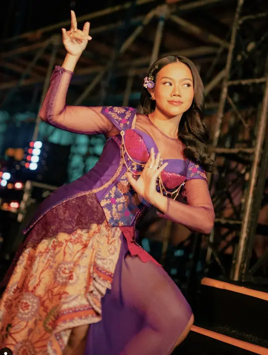 <p>Paduan songket dan batik juga berhasil tampilkan kesan yang begitu memikat paad tampilan. Keunikan dan kemewahan berhasil terpancar dari tampilan Yura. [Foto: Instagram/ Yura Yunita]</p>