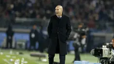 Pelatih Real Madrid, Zinedine Zidane yang merupakan warga negara Prancis menjadi pemimpin legiun Prancis saat laga antara Real Mandrid kontra Sevilla. (AP/Shuji Kajiyama, file)