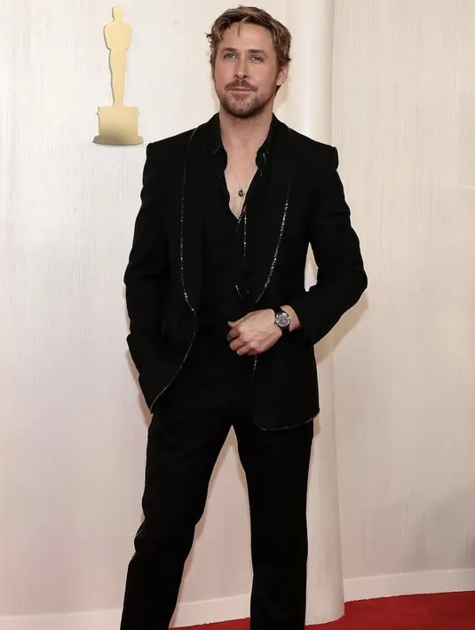 Jas tersebut terlihat begitu glamor. Apalagi ia menambahkan sentuhan detail yang begitu memikat. [Foto: instagram/ Ryan Gosling]