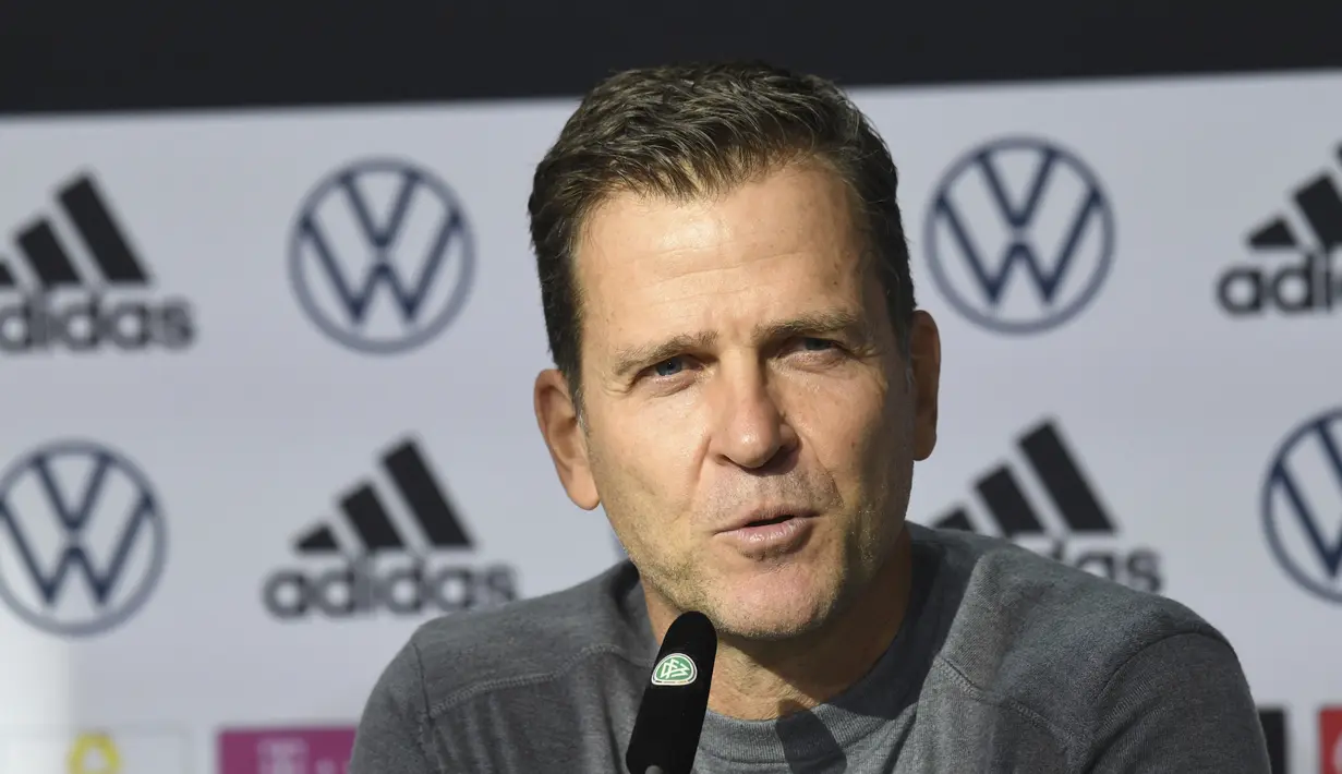 Direktur DFB Oliver Bierhoff  memberikan keterangan kepada media pada konferensi pers di Wolfsburg, Jerman, Selasa (9/11/2021). Lima pemain timnas Jerman harus dikarantina setelah salah satu dari mereka dinyatakan positif terinfeksi COVID-19. (Swen Pfoertner/dpa via AP)
