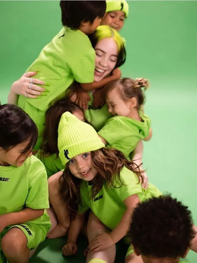 Koleksi pakaian anak dari penyanyi Billie Eilish/Instagram @bloshs