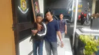 Seorang pria yang mengaku anak punk mencari Setya Novanto dan Gayus Tambunan. (Liputan6.com/Mulvi Mohammad)