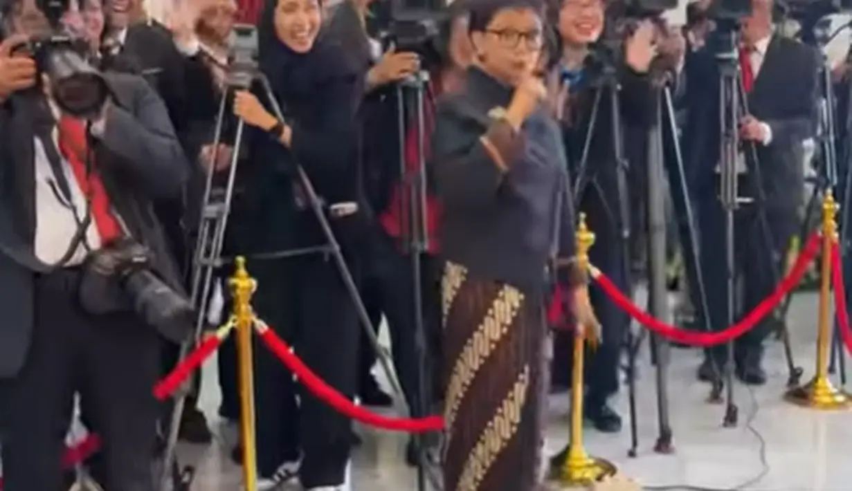 Kebaya janggan yang dikenakan Ibu Menlu ini menjadi semakin megah nuansanya dengan bros emas yang disematkan di dada kanannya. [Foto: Instagram/retno_marsudi]