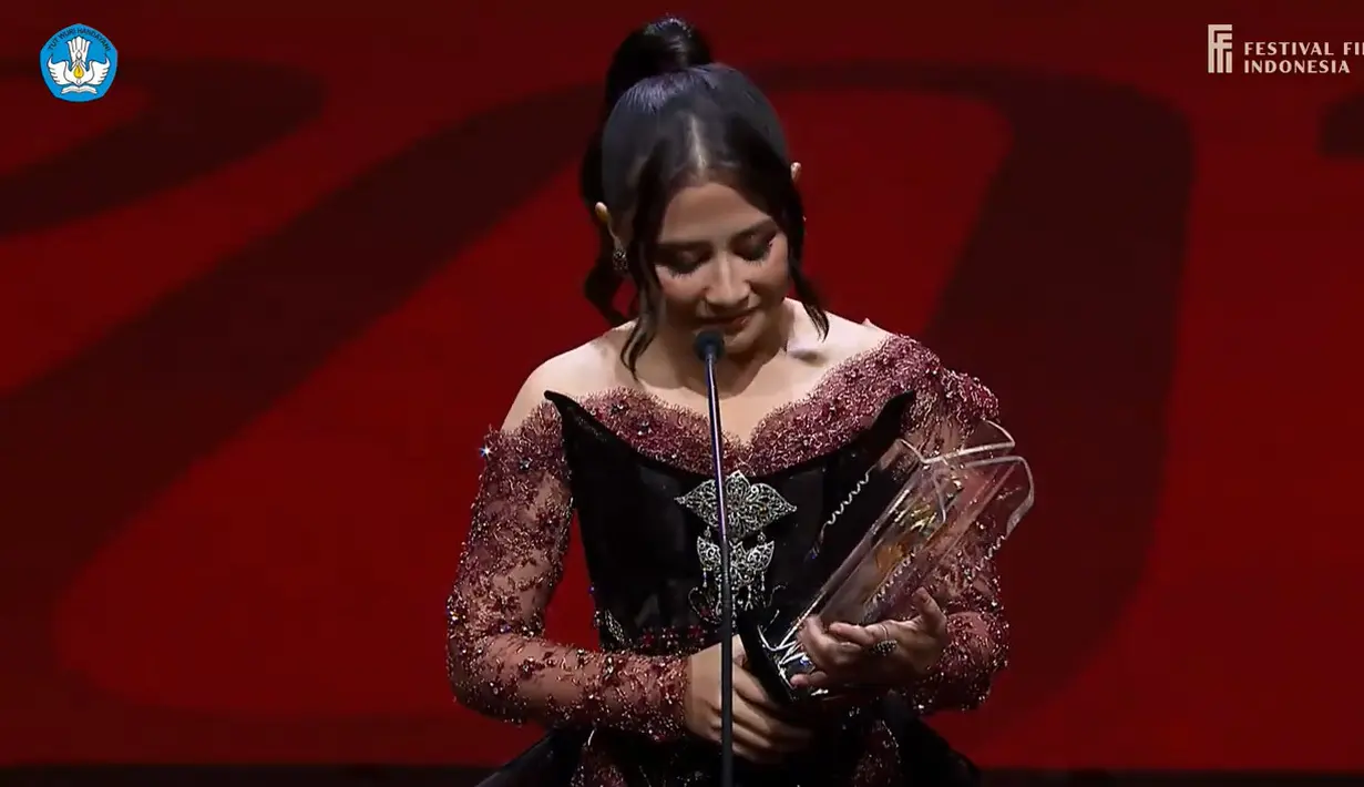 Sambil terus memandangi Piala Citra miliknya, Prilly menyebut penghargaan itu juga sebagai refleksi. "Ini bukan pembuktian untuk saya tapi kalau kata bu Prani (tokoh dalam film Budi Pekerti diperankan oleh Ine Febriyanti-red) ini adalah refleksi," ujar Prilly.