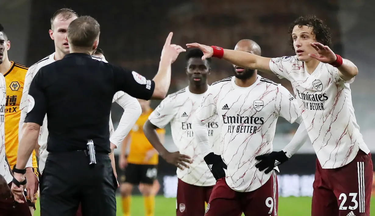Bek Arsenal, David Luiz, melakukan protes usai mendapat kartu merah saat melawan Wolverhampton Wanderers pada laga Liga Inggris di Stadion Molineux, Selasa (2/2/2021). Arsenal takluk dengan skor 2-1. (Shaun Botterill/Pool/AFP)