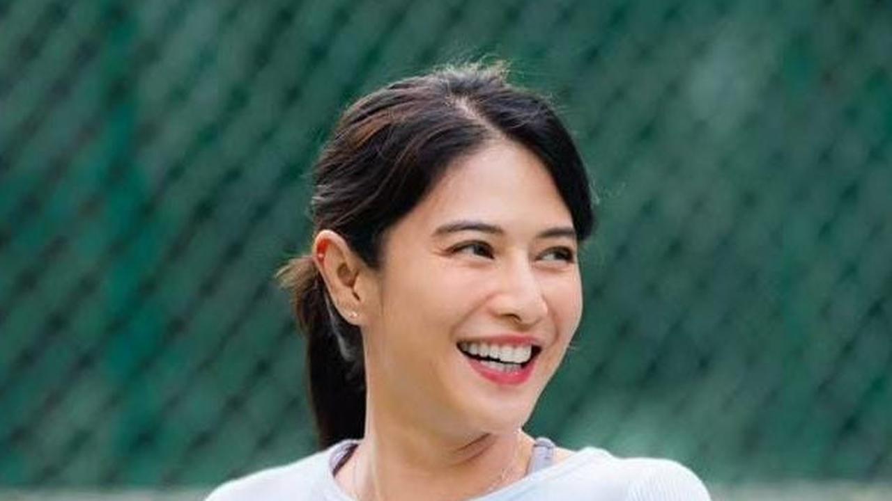 Potret Candid Dian Sastrowardoyo saat Main Tenis, Pesonanya 'Lebih Gadis dari yang Gadis