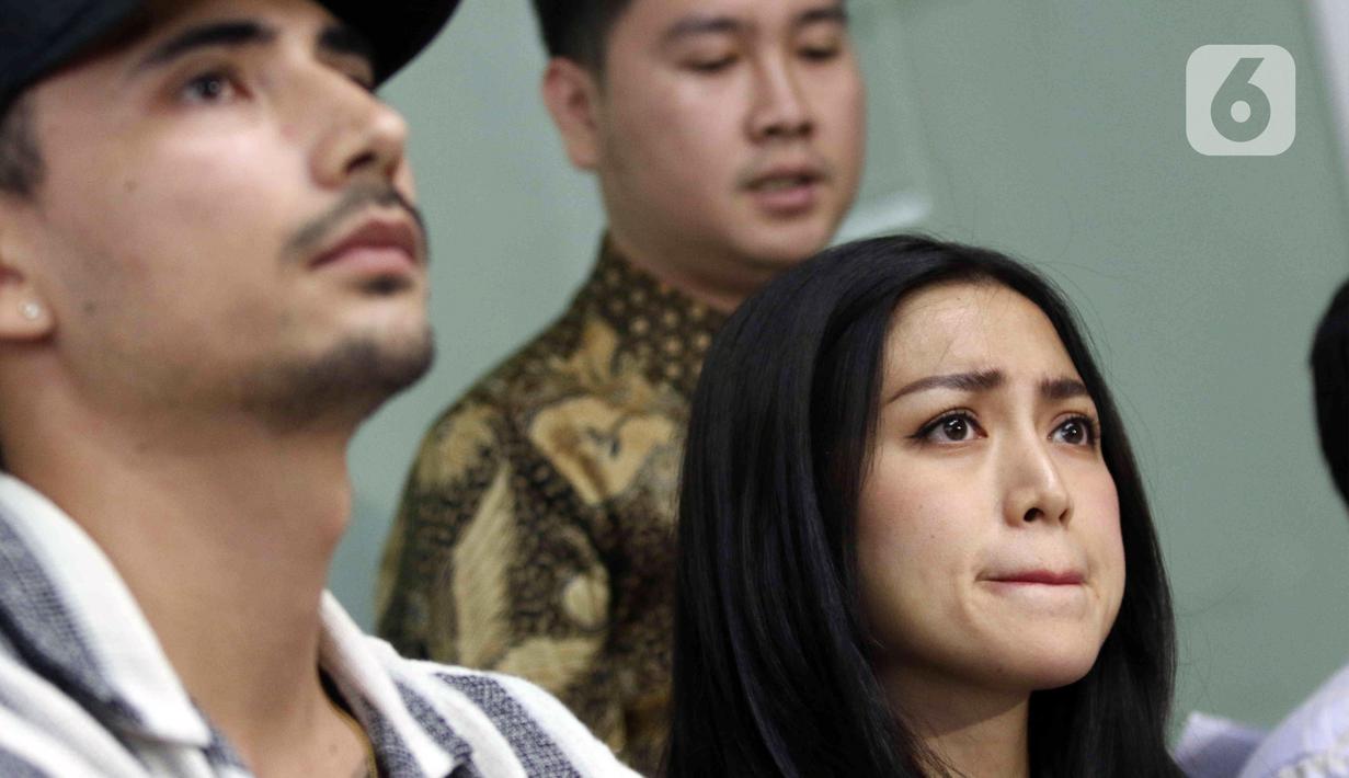 Aktris Jessica Iskandar (kanan) dan Vincent Verhaag saat konferensi pers terkait kasus penipuan dan penggelapan investasi mobil di kawasan Menteng, Jakarta, Kamis (14/7/2022). Pasangan Jessica Iskandar dan Vincent Verhaag menjadi korban penipuan atas kasus penyewaan mobil di Bali dengan pelaku Christoper Stefanus Budianto atau Steven dan mengalami kerugian sebesar hampir Rp 10 milliar dan 11 mobil mewah. (Liputan6.com/Herman Zakharia)