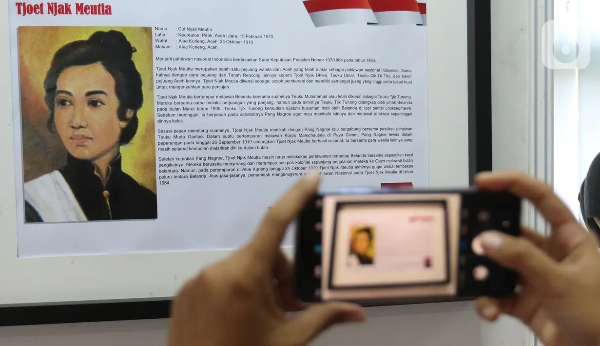 Pengunjung mengenakan ponselnya mengabadikan biografi Pahlawan wanita Tjoet Njak Meutia saat mengunjungi Pameran Sejarah Pahlawan Perempuan Ibu Bangsa di Museum Kebangkitan Nasional, Jakarta, Minggu (22/12/2019). (Liputan6.com/Herman Zakharia)