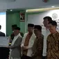 (Memegang plakat) Kepala TETO John Chen dan Ketua MUI KH Ma'ruf Amin, dalam penyerahan simbolis bantuan kemanusiaan dari Taiwan untuk korban gempa-tsunami di Sulawesi Tengah (9/10). MUI bertindak sebagai penyalur bantuan. (Rizki Akbar Hasan/Liputan6.com)