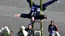 Anggota Asosiasi Pemadam Kebakaran Edo menjaga keseimbangan tubuhnya saat melakukan atraksi di atas tangga selama latihan pemadaman Tahun Baru di Tokyo, Jepang (6/1/2020).  (AFP Photo/Kazuhiro Nogi)