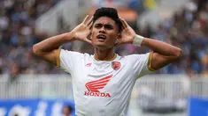 Hingga memastikan gelar juara BRI Liga 1 2022/2023 pada pekan ke-32 dengan raihan 72 poin, PSM Makassar yang masih menyimpan dua laga ke depan, tercatat baru menelan dua kekalahan, 9 kali hasil imbang dan sisanya 21 laga menghasilkan kemenangan. Selain itu PSM juga menjadi tim paling produktif dengan mencetak 60 gol dan paling minim kebobolan dengan 24 gol. Ketajaman PSM musim ini tak lepas dari peran 5 pemain berikut sebagai penyumbang gol terbanyak bagi Juku Eja. (Bola.com/Bagaskara Lazuardi)