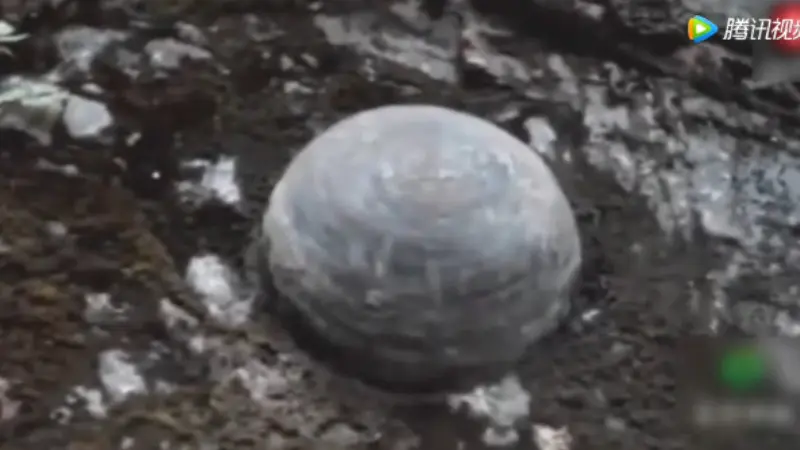 Tiap 30 Tahun, Tebing Misterius Hasilkan Telur Batu di Desa Ini