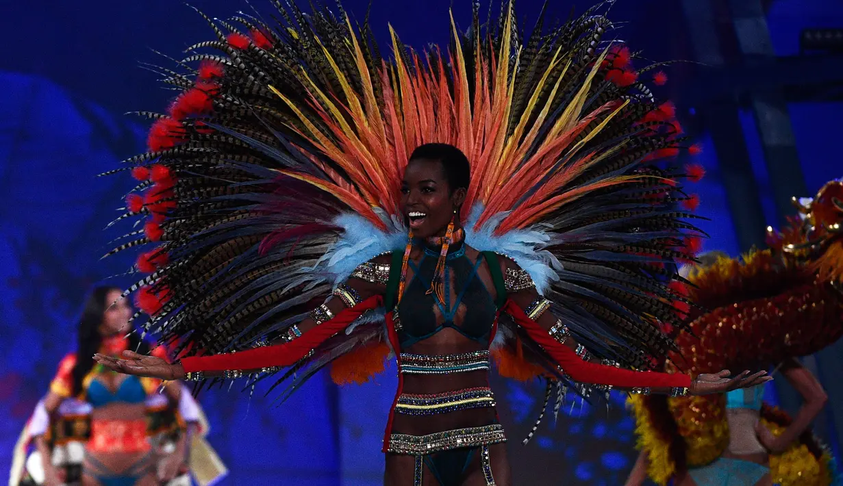 Model Angola, Maria Borges menjadi model pertama yang diizinkan tampil dengan rambut pendek aslinya di catwalk Victoria’s Secret Fashion Show 2016 di Grand Palais, Paris, Selasa (30/11). (AFP PHOTO/Martin BUREAU)