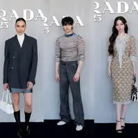 Gal Gadot tampil preppy dengan oversized jas hitam yang dipadukan turtleneck putih dan mini skirt abu-abu. Penampilannya dilengkapi dengan sepatu pantofel Prada hitam. [Dok/Prada]