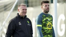 Hasil positif juga dirasakan oleh mantan pelatih Aston Villa, Dean Smith. Smith menjalani laga perdananya sebagai pelatih Norwich City pada laga pekan ke-12 Liga Inggris 2021/2022 saat menjamu Stoke City. (PA via AP/Tim Goode)