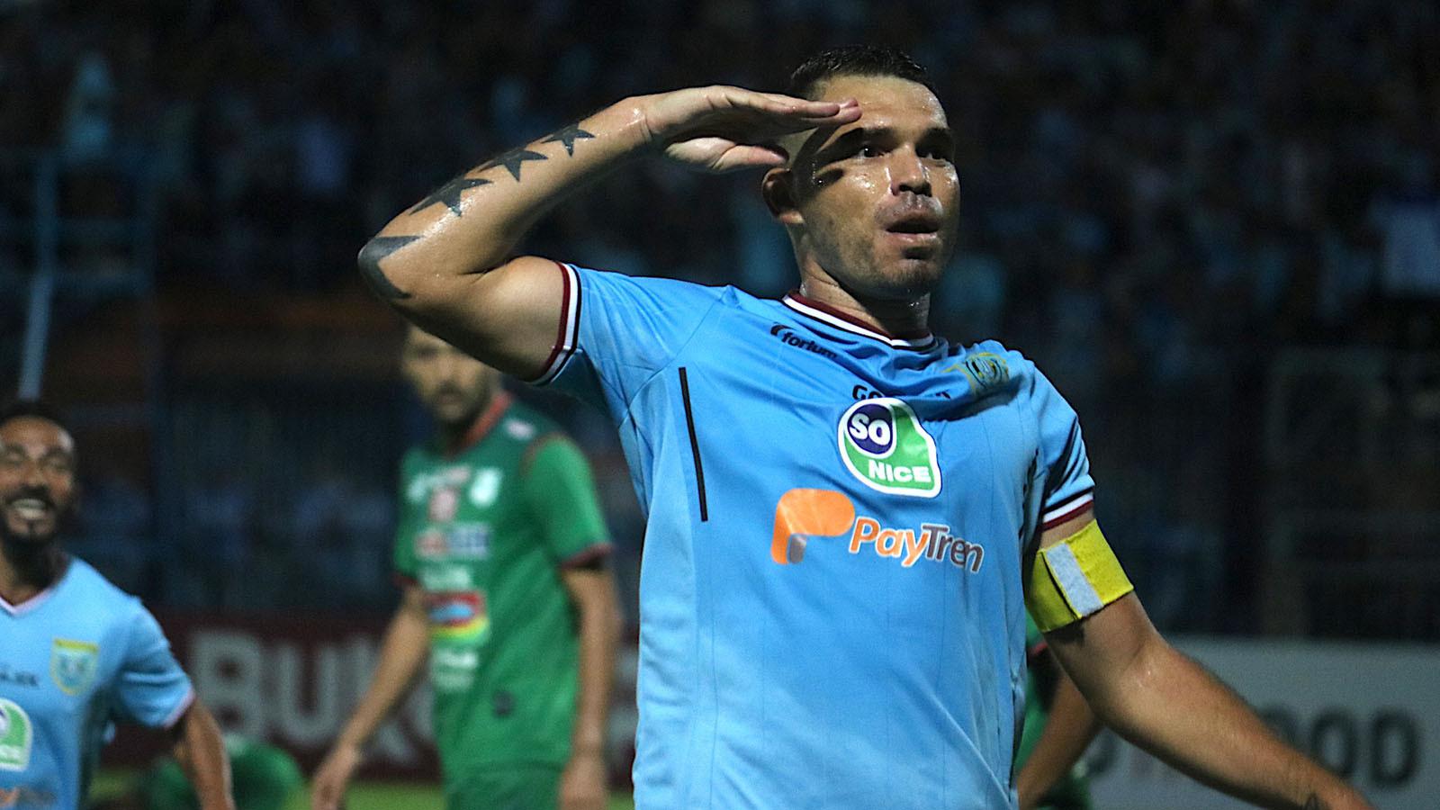 Selebrasi Wallace Costa Alves saat Persela menang 4-1 atas PSMS di Stadion Surajaya, Lamongan, Minggu (29/4/2018). (Bola.com/Aditya Wany)