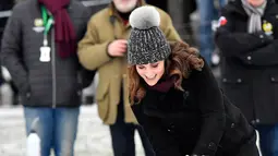 The Duchess of Cambridge, Kate Middleton mencoba tembakan dengan tongkat hoki di Stockholm, Swedia, Selasa (30/1). Meski sedang hamil anak ketiga, Kate ternyata mampu memasukkan satu gol. (Jonas Ekstromer / TT via AP)