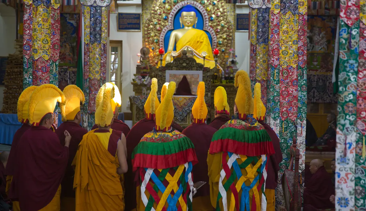 Sejumlah Biksu Tibet melakukan sebuah upacara khusus untuk menyambut Tahun Baru mereka yang disebut Losar di Dharmsala, India (16/2). (AP/Ashwini Bhatia)