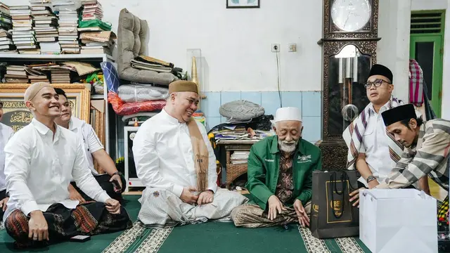 Ketua Umum Partai Solidaritas Indonesia (PSI) Kaesang Pangarep bersilaturahmi ke kediaman Abuya Ahmad Muhtadi Dimyathi