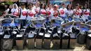Relawan dari Gerakan Aksi Srikandi Coblos Ahok (Gadis Ahok) foto bersama dengan warga saat mendatangi kawasan Cipete, Jakarta Selatan, Senin (26/12). Mereka juga ikut membersihkan lingkungan sekitar di kawasan tersebut. (Liputan6.com/Gempur M Surya)