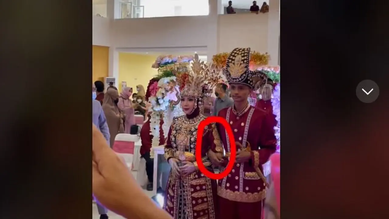Salah gandeng tangan istri