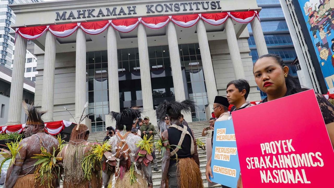 FOTO: Geram PSN Gugat Pasal Proyek Strategis Nasional, Gelar Doa Adat di MK