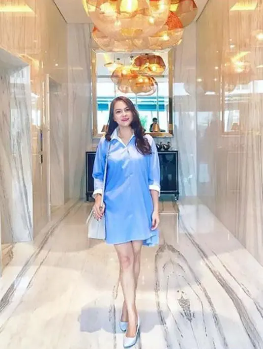 Tapi, jika bicara mengenai tampilan, Victorine Lengkong memang sepertinya menyukai sesuatu yang mewah dan berkelas. Lihat saja beberapa foto yang diposting perempuan akrab disapa Orine ini. (instagram/victorinelengkong)