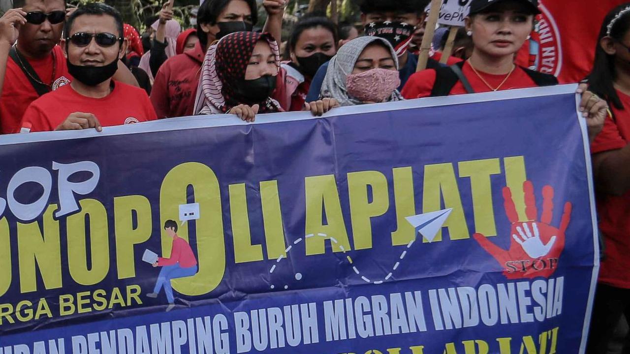 Massa demonstran juga menyebut bahwa bekerja di dalam maupun di luar negeri adalah hak asasi setiap warga negara dan dilindungi oleh konstitusi Indonesia.