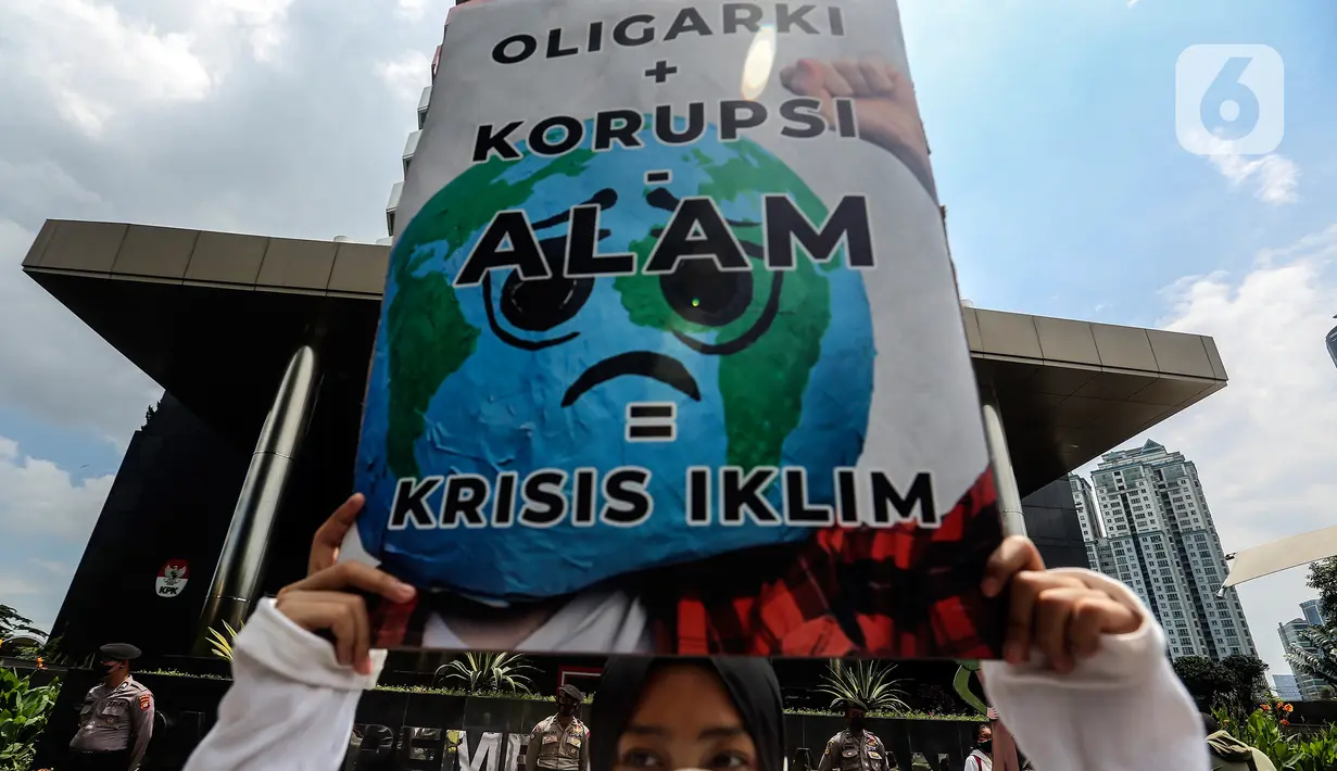 Aktivis yang tergabung dalam gerakan #BersihkanIndonesia melakukan aksi damai di depan Gedung KPK Merah Putih, Jakarta, Selasa (9/11/2021). Aksi tersebut dilakukan dalam rangka menyambut Hari Pahlawan yang diperingati setiap tanggal 10 November. (Liputan6.com/JohanTallo)