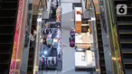 Aktivitas jual beli di Poins Square Lebak Bulus, Jakarta, Senin (4/1/2021). Dampak pandemi COVID-19, sejumlah pemilik kios di pusat berbelanjaan tersebut mengaku mengalami penurunanan omzet hingga 50 persen. (merdeka.com/Arie Basuki)