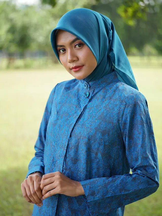 Model Atasan Batik Wanita Hijab Sederhana untuk Acara Outdoor